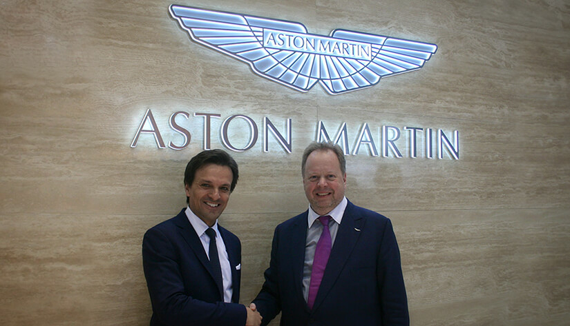 Giacomo Carelli und Andy Palmer, Präsident und CEO von Aston Martin, feiern die Unterzeichnung.